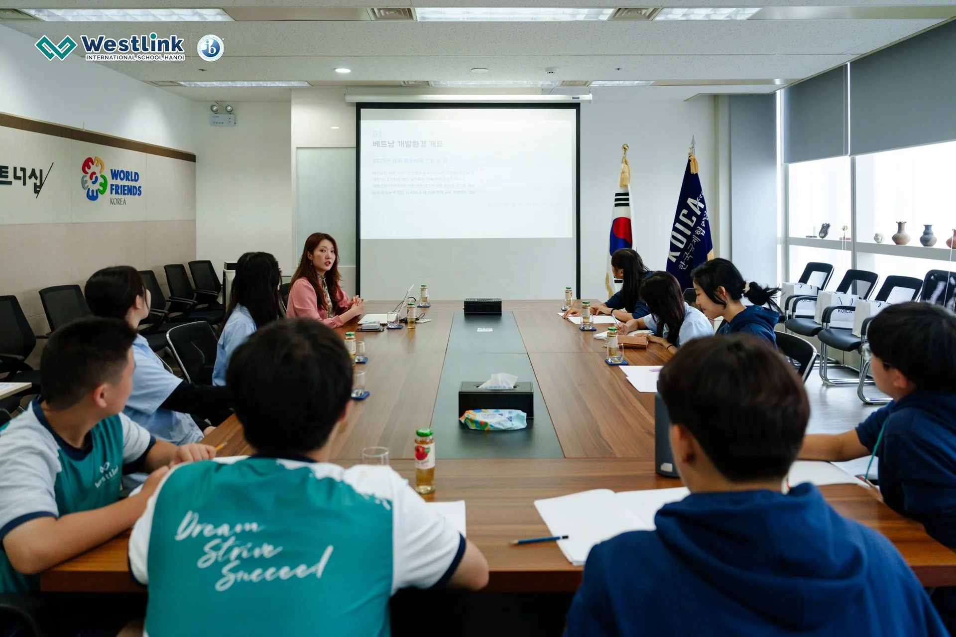 Học Sinh Lớp 9 Westlink Tham Quan Văn Phòng KOICA Việt Nam